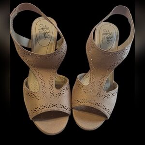Life Stride Women's Tan Sandals